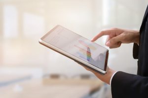 Technique du “Delayed Engagement Spike” pour rallonger la durée de diffusion d’un post TikTok